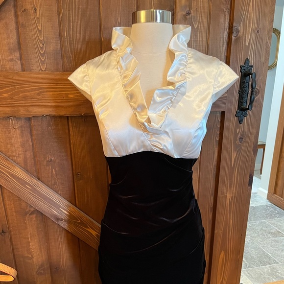 XSCAPE by “Joanna Shen Black” velvet and satin cream Dress Size 4 - Picture 1 of 11